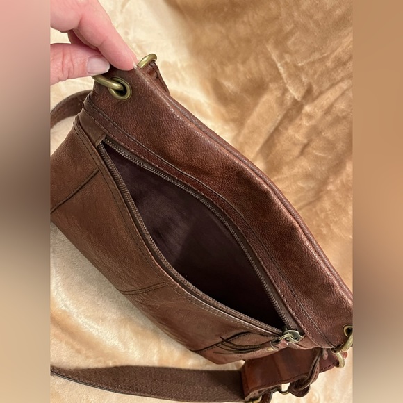 👜 Pre- Loved Vintage Brown Leather Fossil Messenger style purse - Picture 12 of 14